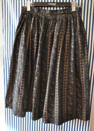 Женственная юбка длины миди с оригинальным принтом