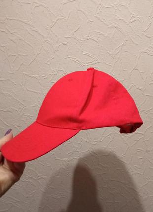 Кепка красная