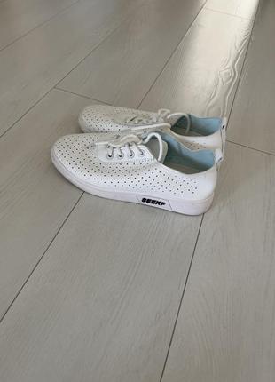 Кросовки з дірочками