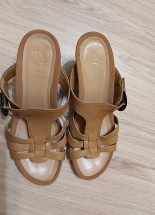 Шкіряні шльопанці на маленькій танкетці clark’s