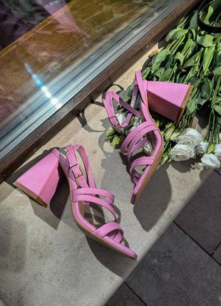 Женские кожаные босоножки на устойчивом каблуке2 фото