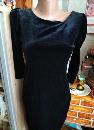 Маленька чорна вілюрова сукня