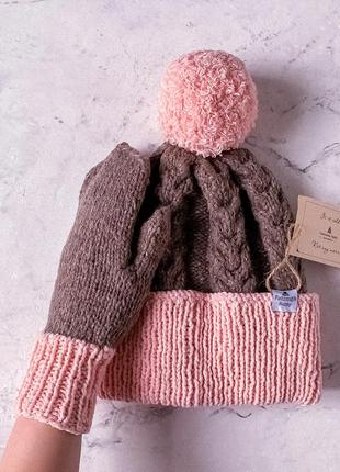 ❄ в'язаний комплект, шапка і рукавиці кавового кольору з рожевим відворотом ❄1 фото