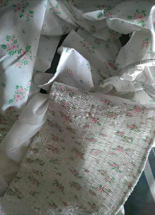 Блузка-корсет с пышным рукавом и открытыми плечами в цветочном принте3 фото