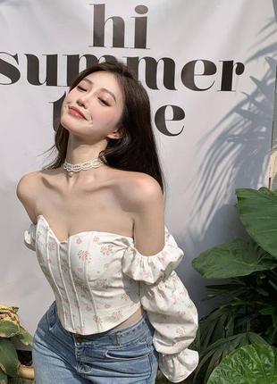 Блузка-корсет с пышным рукавом и открытыми плечами в цветочном принте