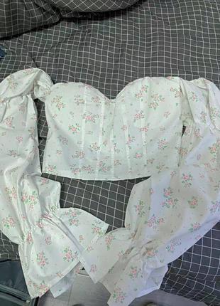 Блузка-корсет с пышным рукавом и открытыми плечами в цветочном принте
