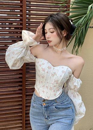 Блузка-корсет с пышным рукавом и открытыми плечами в цветочном принте