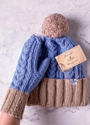 ❄ в'язаний комплект, шапка і рукавиці блакитного кольору з бежевим відворотом ❄1 фото