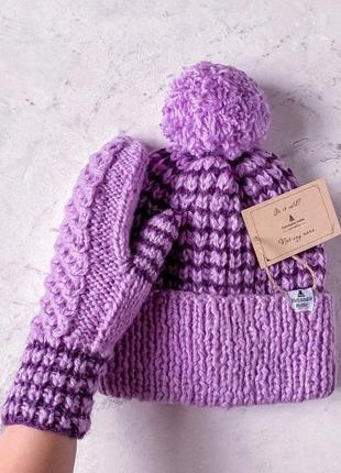 ❄ вязаный комплект, шапка и варежки сиреневого цвета с фиолетовыми полосами ❄1 фото