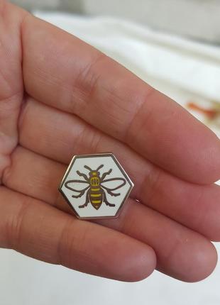Пин значок оса