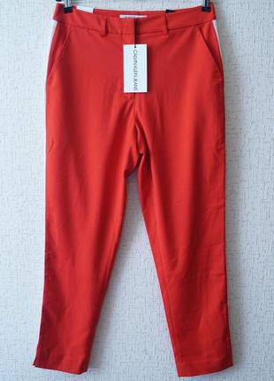 Женские летние брюки calvin klein jeans красного цвета с лампасами.3 фото