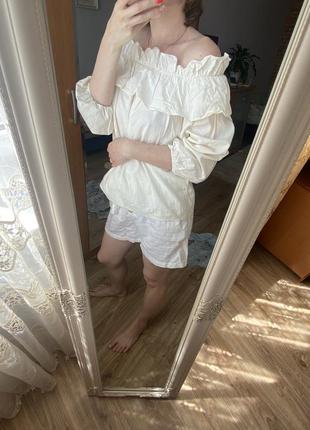 Хлопковая блуза с резинкой на плечах