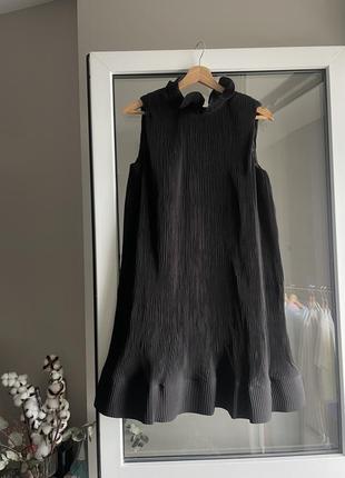 Платье платье в жатой рубчик черное без рукавов объемное пышное2 фото