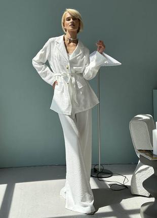 Класичний лляний жіночий костюм білого кольору