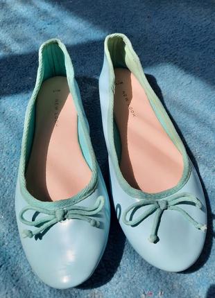 Блакитні балетки м'ятного кольору туфлі черевики лофери зелені від new look 38