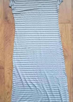 Платье в полоску.