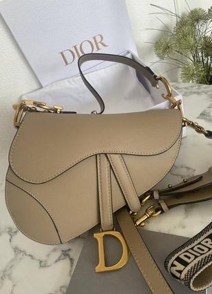 Бежевая сумка dior saddle