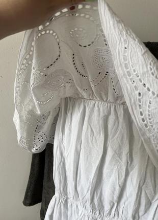 Літня біла сукня з мереживом на відкритими плечима7 фото