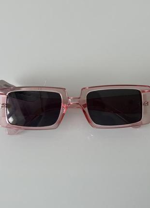 Розовые прозрачные очки квадратной формы тренд лета 2023