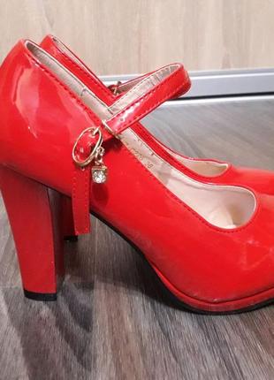 Туфлі червоні лакові5 фото