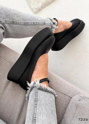 Черные натуральные кожаные туфли на высокой подошве платформе танкетке со с сквозной перфорацией кожа с ремешком10 фото