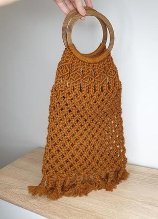Актуальная стильная плетеная вязаная сумка авоськая с деревянными ручками бахромой1 фото