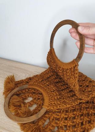 Актуальная стильная плетеная вязаная сумка авоськая с деревянными ручками бахромой4 фото