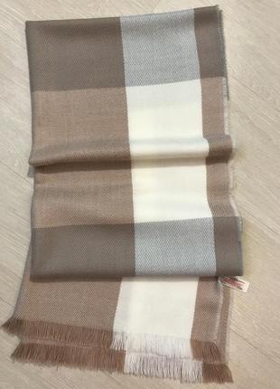 Очень красивый и стильный шарф.