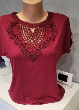 Футболка с кружевной вставкой