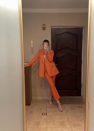 Новый оранжевый брючный костюм