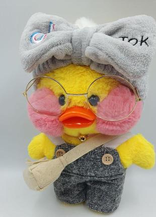 Мягкая игрушка желтая уточка "сafe-mimi duck в сером комбинезоне и повязка tiktok .