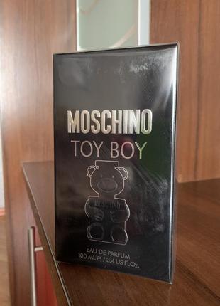 Toy boy moschino