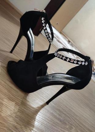 Изысканные замшевые босоножки