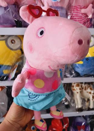 М'яка іграшка свинка пеппа (peppa pig) в яскравій сукні в горошок та окулярах 25см з ніжками2 фото