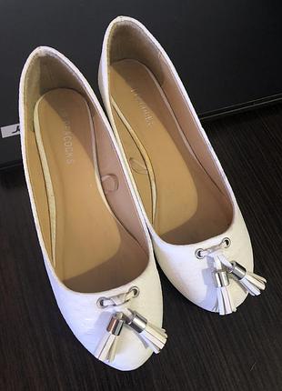 Балетки біленькі