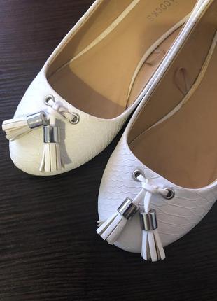 Балетки біленькі