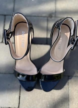 Чорні лакові босоніжки