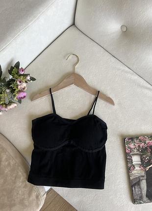 Черный топ в рубчик с чашками