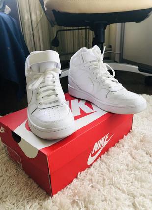 Женские белые высокие кроссовки nike