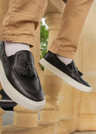 Легкі чорні чоловічі лофери на білій підошві. вибирайте стильне взуття!3 фото