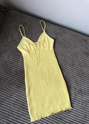 Плаття міні жовте bershka сукня лимонна в горох сарафан на бретелях6 фото