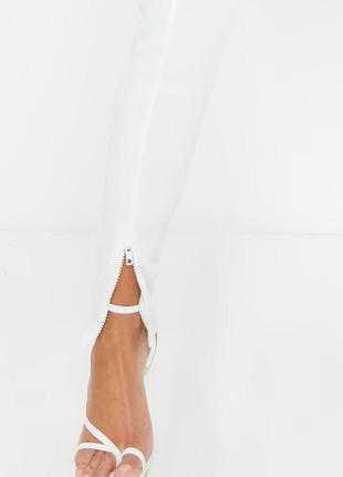 Белые брюки с разрезами снизу в рубчик с высокой посадкой талией3 фото