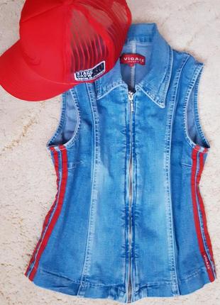 Aктуальная джинсовая жилетка с красными полосами, джинсовый жилет, м.