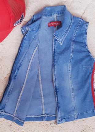 Aктуальная джинсовая жилетка с красными полосами, джинсовый жилет, м.2 фото