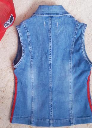 Aктуальная джинсовая жилетка с красными полосами, джинсовый жилет, м.3 фото