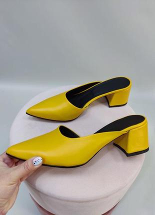 Жовті шкіряні шльопанці сабо мюлі на каблуку багато кольорів