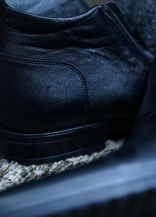 Мужские ботинки зимние на замках, черного цвета4 фото