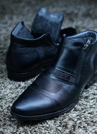 Мужские ботинки зимние на замках, черного цвета2 фото