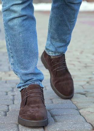 Замшевые ботинки коричневого цвета для мужчин