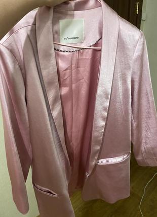 Невероятный атласный пиджак нежно розовый